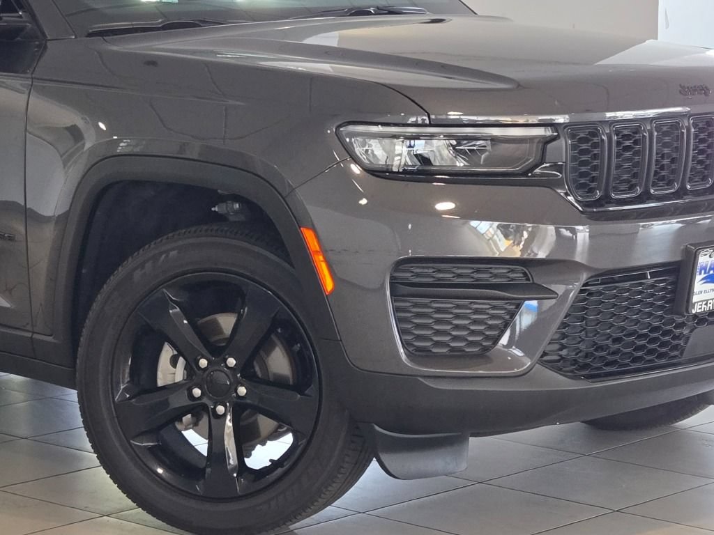 Used 2023 Jeep Grand Cherokee Altitude AWD/4WD image 2