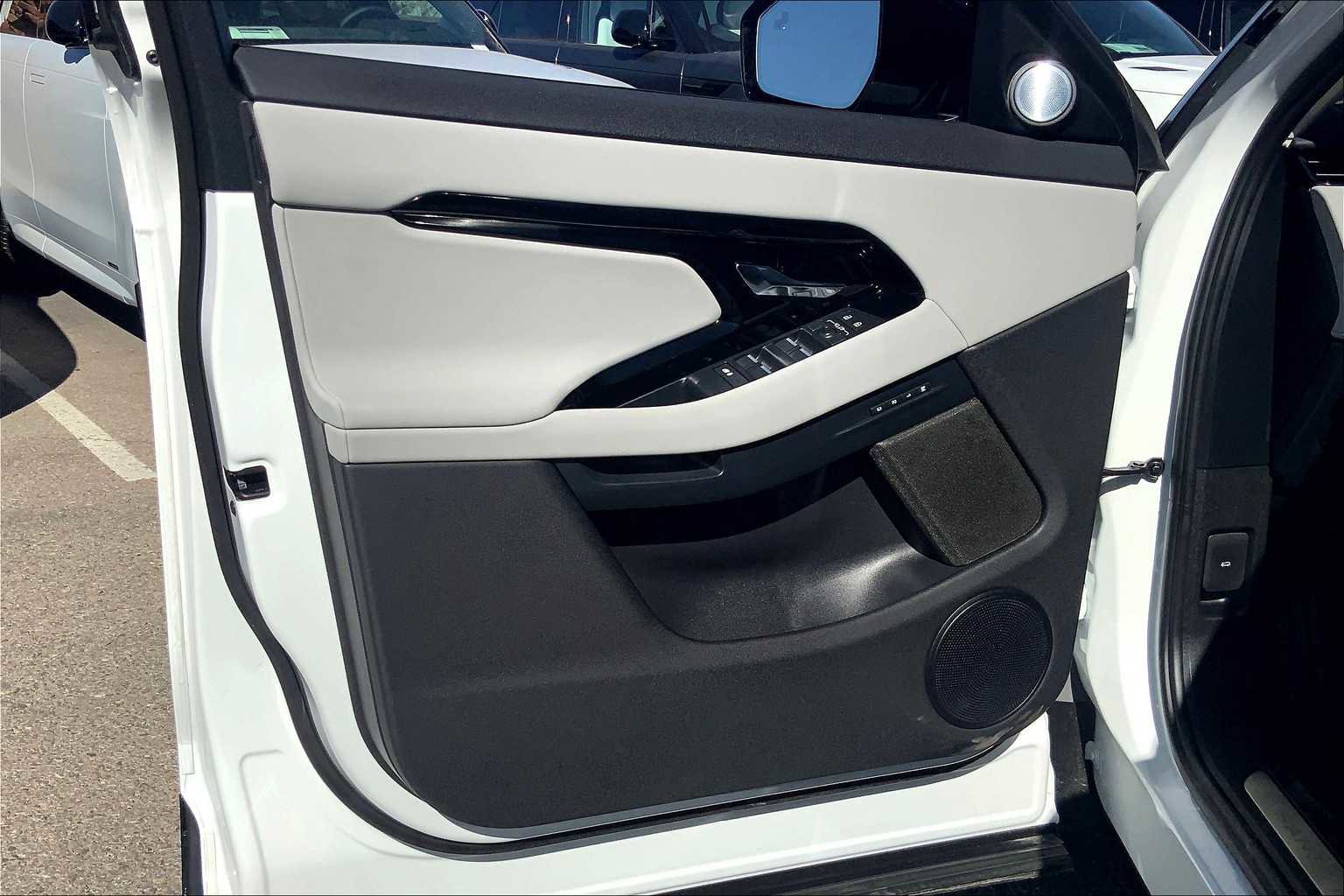 Used 2025 Land Rover Range Rover Evoque Dynamic SE image 20