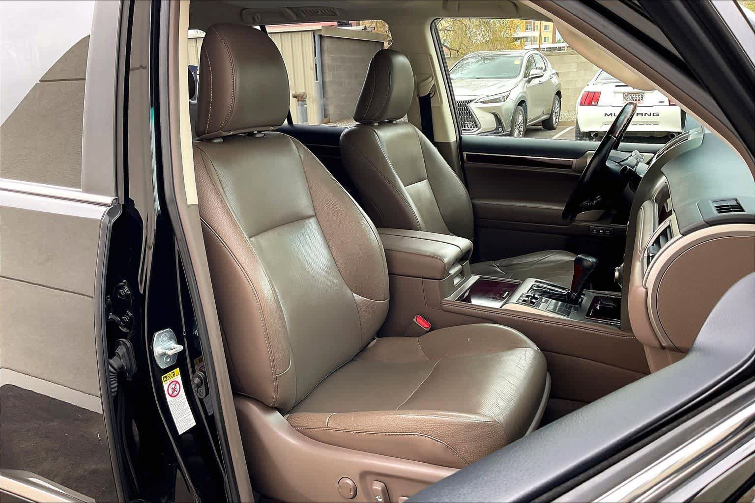 Used 2017 Lexus GX 460 Premium w/ Premium Package image 9