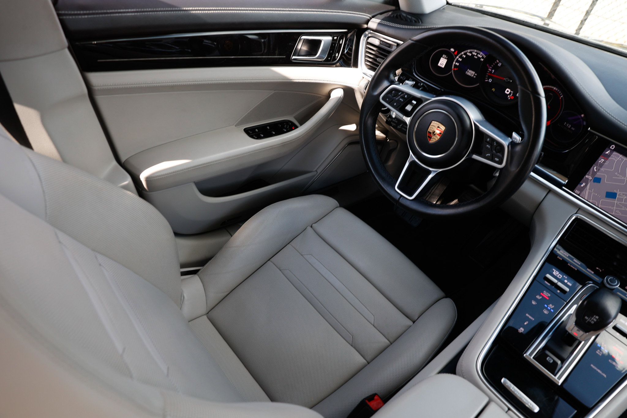 Used 2020 Porsche Panamera image 25