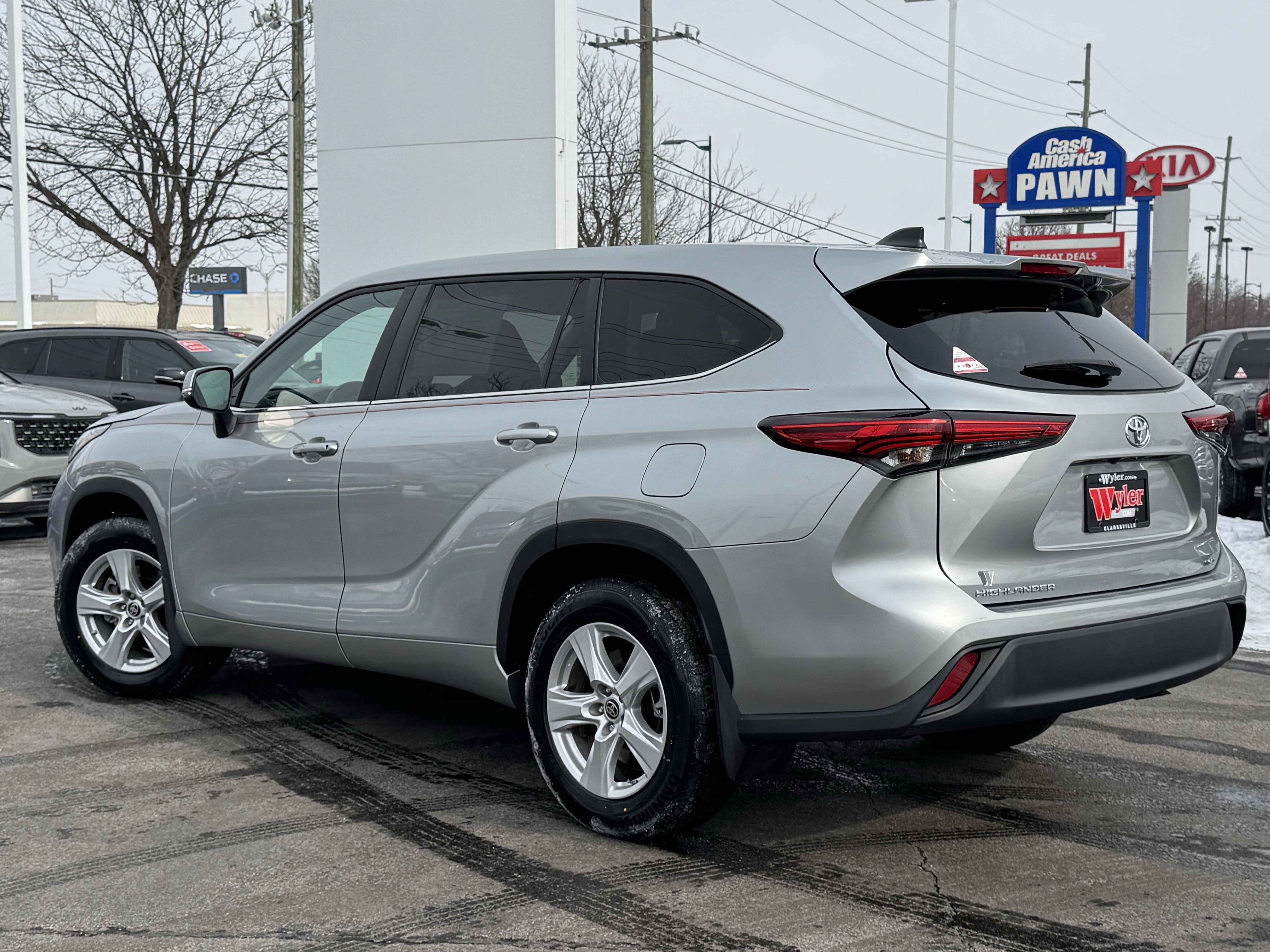 Used 2023 Toyota Highlander L image 16