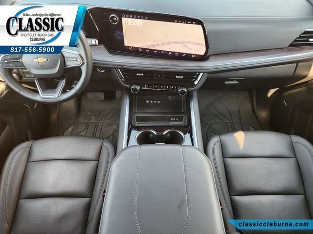 Used 2025 Chevrolet Suburban LT w/ Comfort Package AWD/4WD image 2