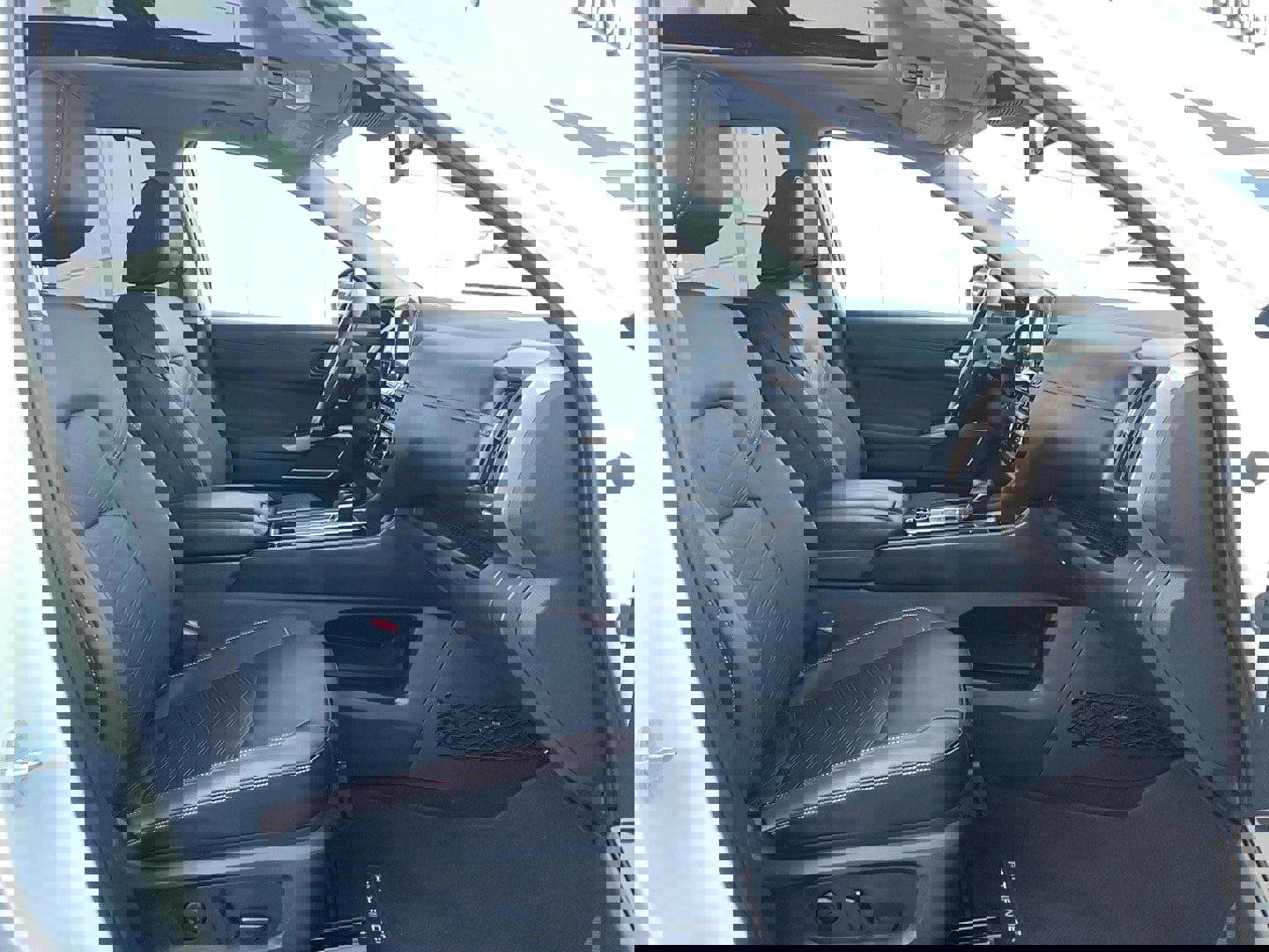 Used 2025 Nissan Pathfinder Platinum AWD/4WD image 19