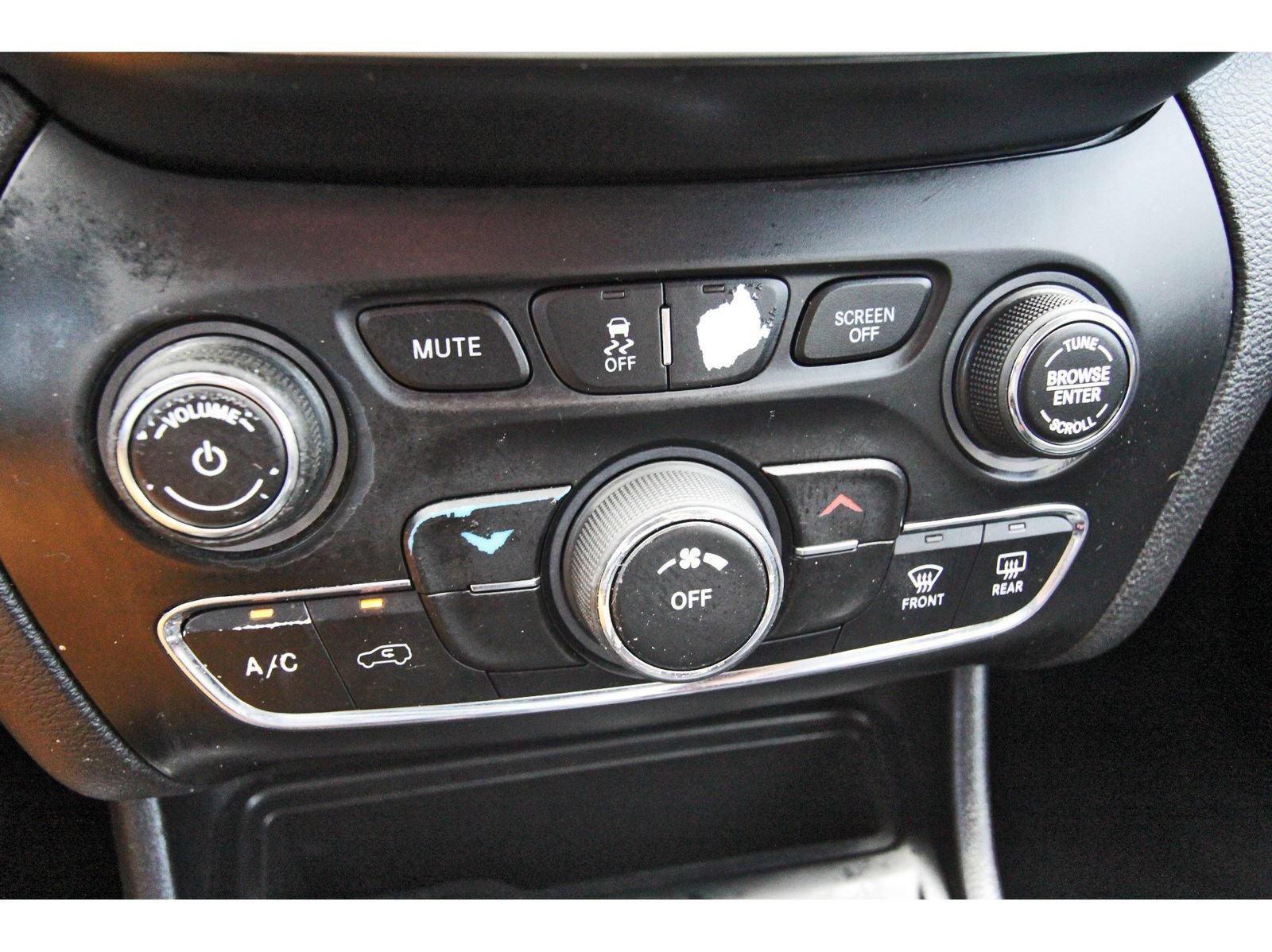 Used 2019 Jeep Cherokee Latitude Plus FWD image 28