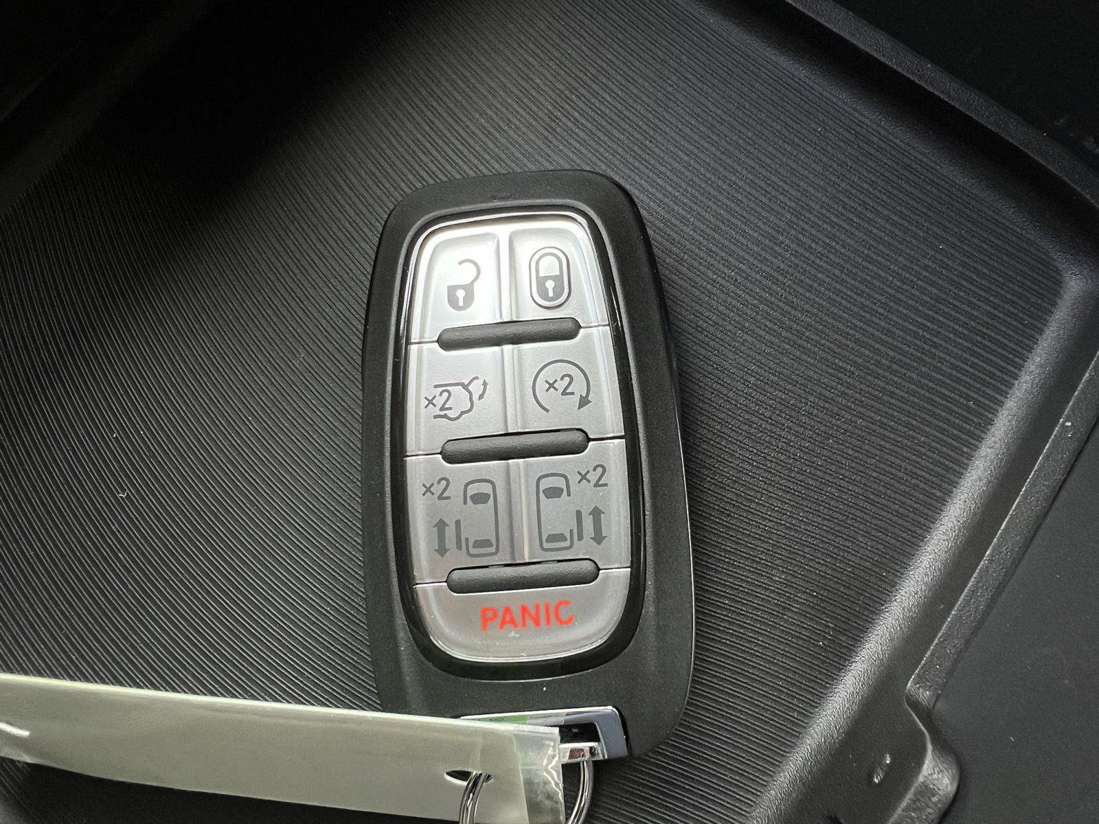 New 2026 Chrysler Pacifica Select image 32