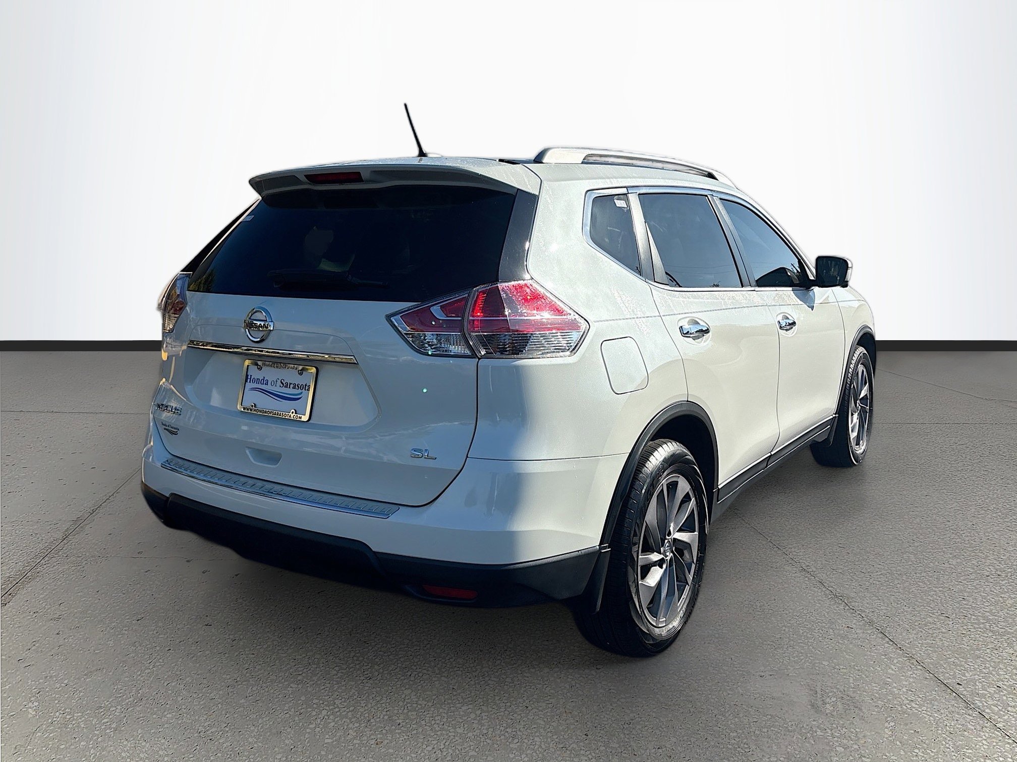 Used 2016 Nissan Rogue SL w/ SL Premium Package image 4
