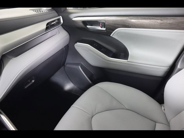 Used 2025 Toyota Highlander Platinum image 17