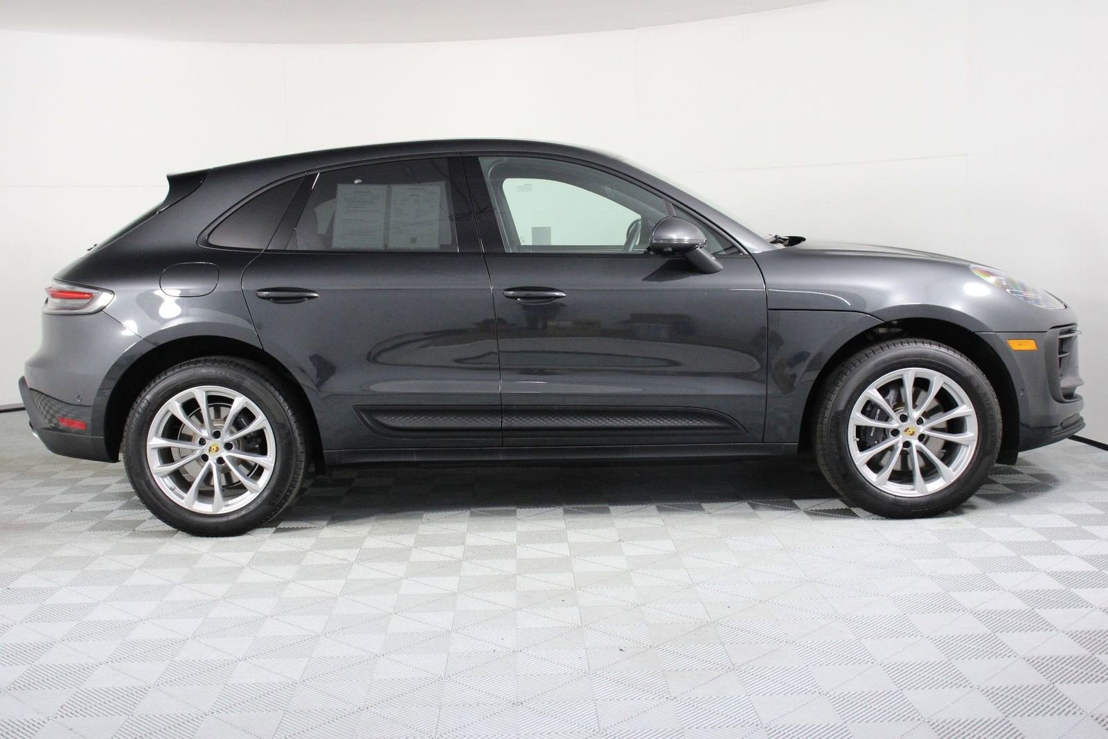 Certified 2025 Porsche Macan image 8