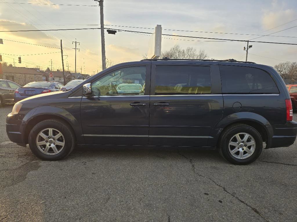 Used 2008 Chrysler Town & Country Touring image 7