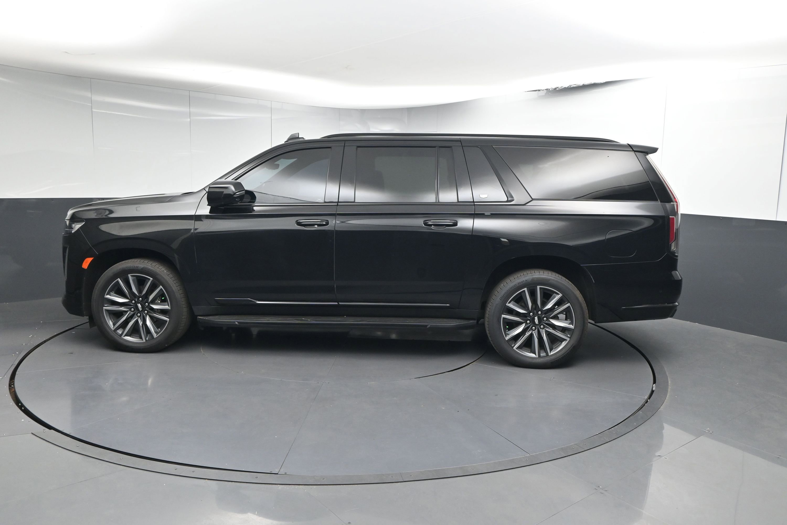 Used 2023 Cadillac Escalade ESV Sport image 2