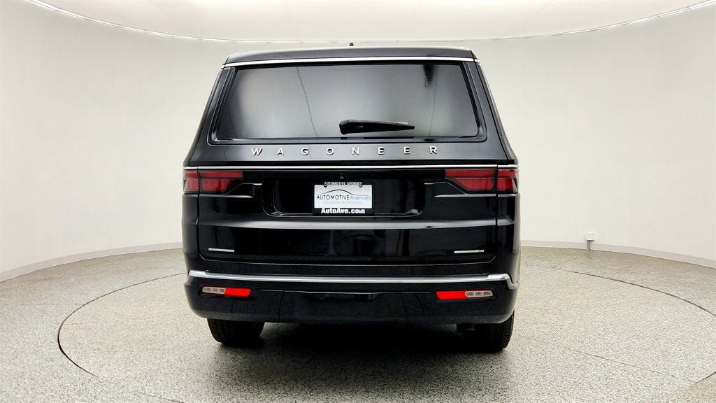 Used 2023 Jeep Wagoneer Series III w/ Convenience Group I AWD/4WD image 6