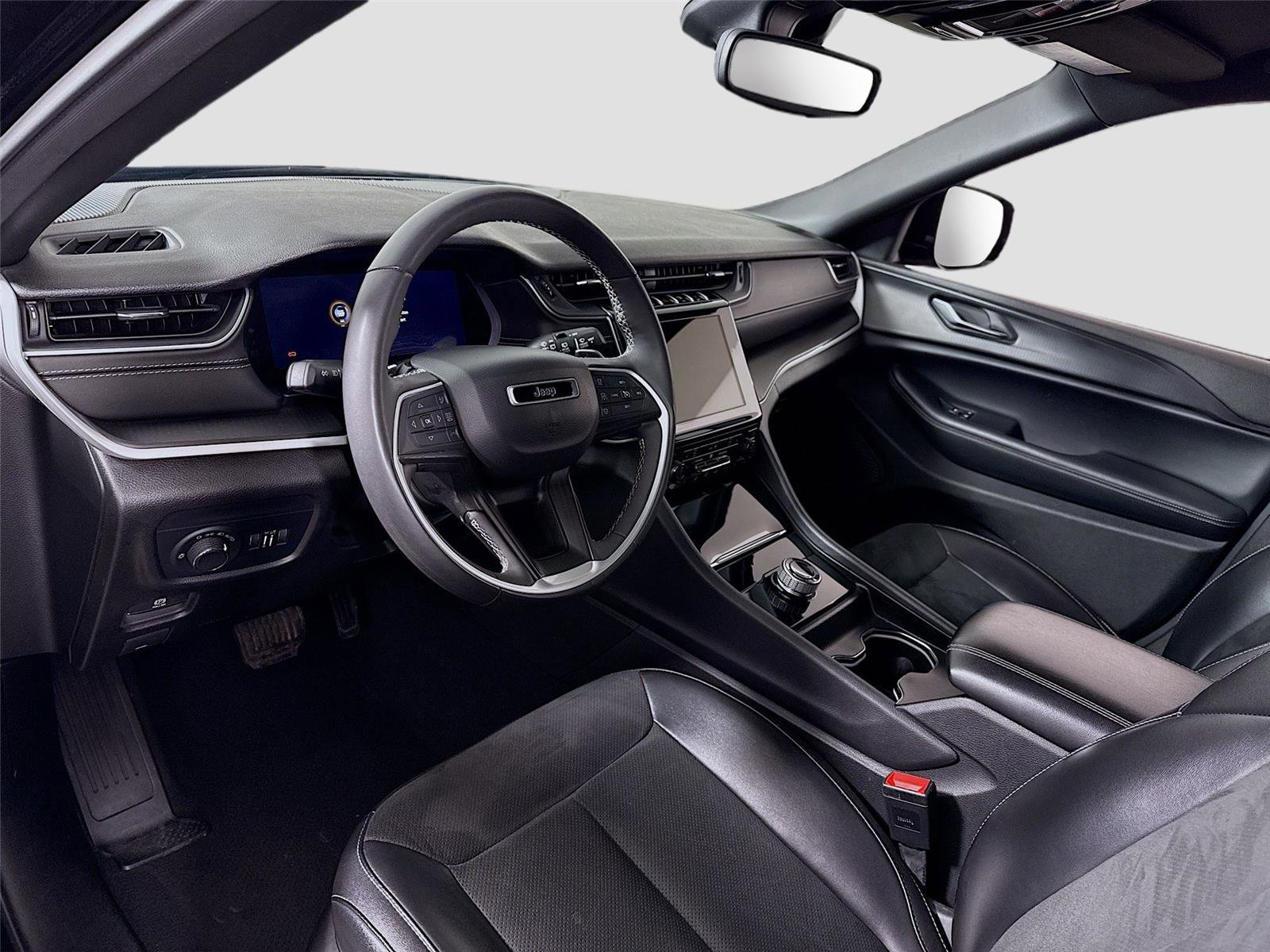 Used 2024 Jeep Grand Cherokee L Laredo image 3