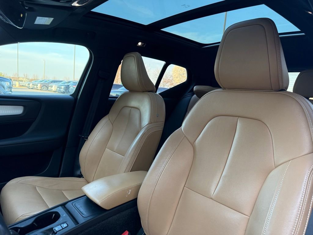 Used 2019 Volvo XC40 T5 Momentum image 2