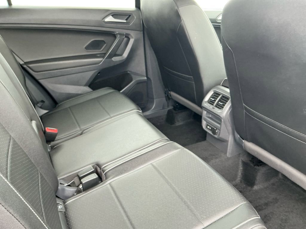 Used 2021 Volkswagen Tiguan SE w/ Panoramic Sunroof Package AWD/4WD image 18