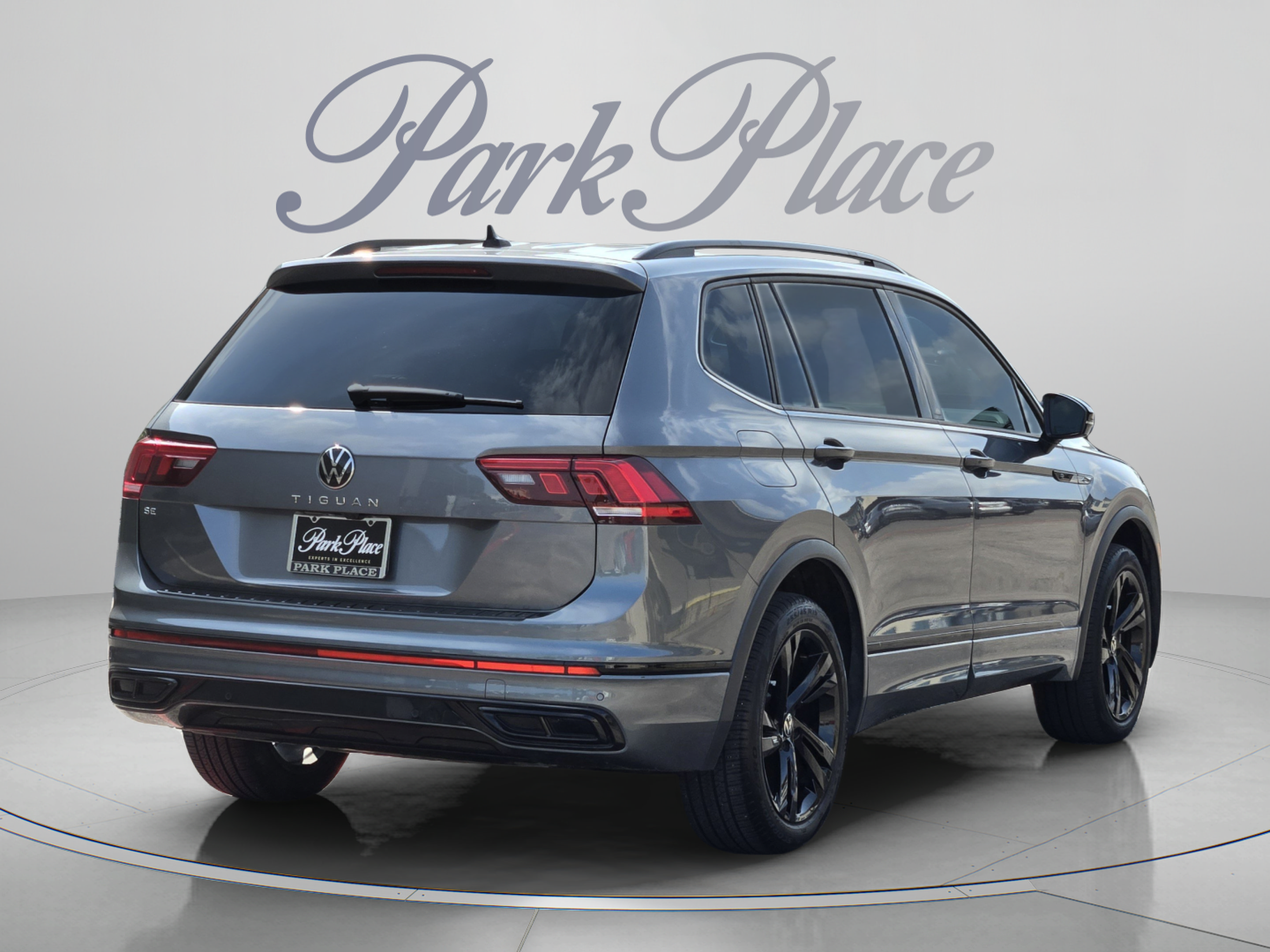 Used 2023 Volkswagen Tiguan SE R-Line FWD image 6