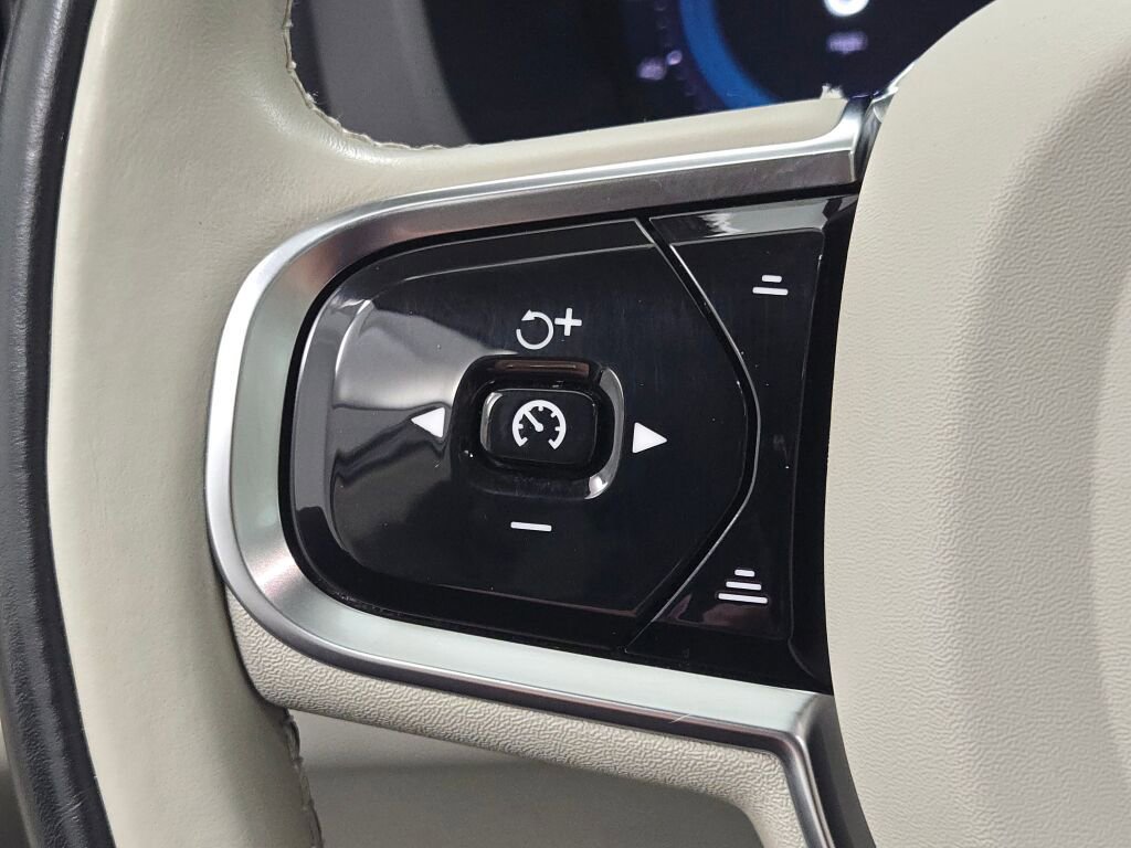 Used 2023 Volvo XC60 B5 Plus image 32