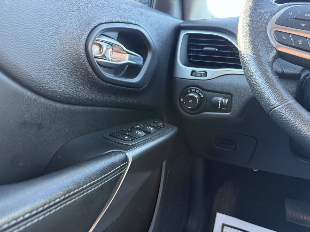 Used 2019 Jeep Cherokee Latitude w/ Popular Appearance Group FWD image 30