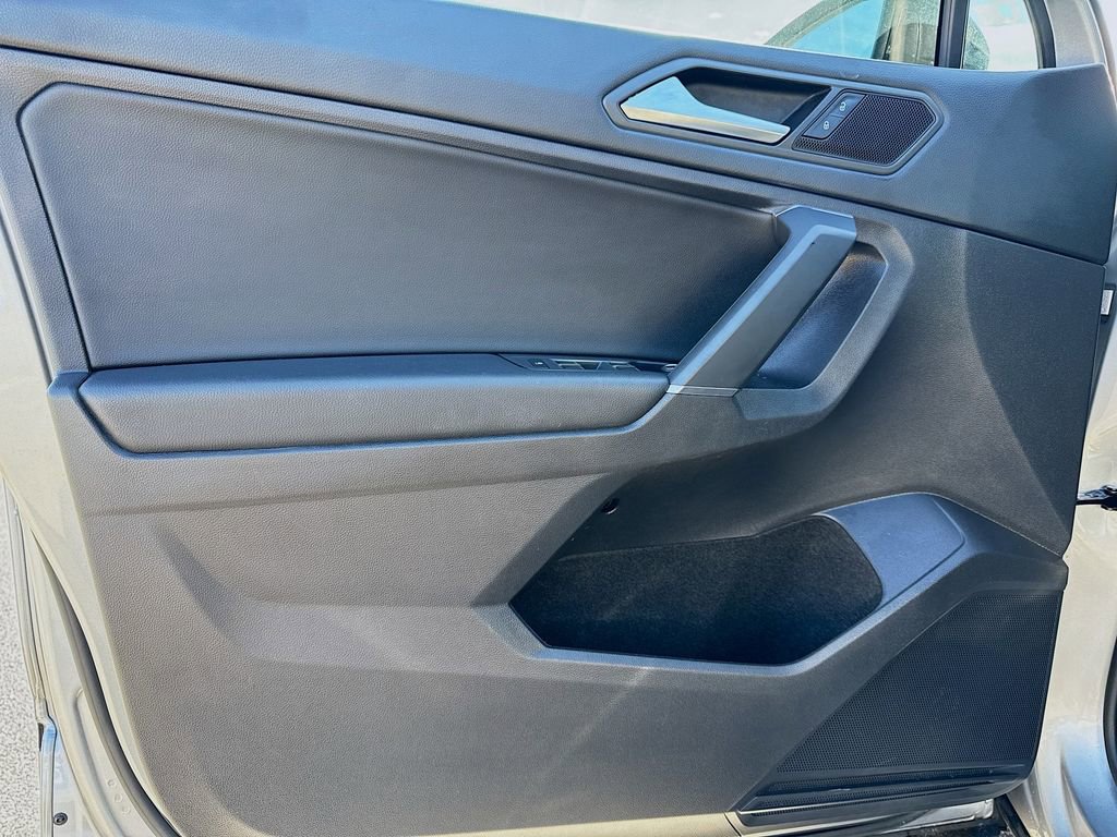 Used 2020 Volkswagen Tiguan SE R-Line image 21