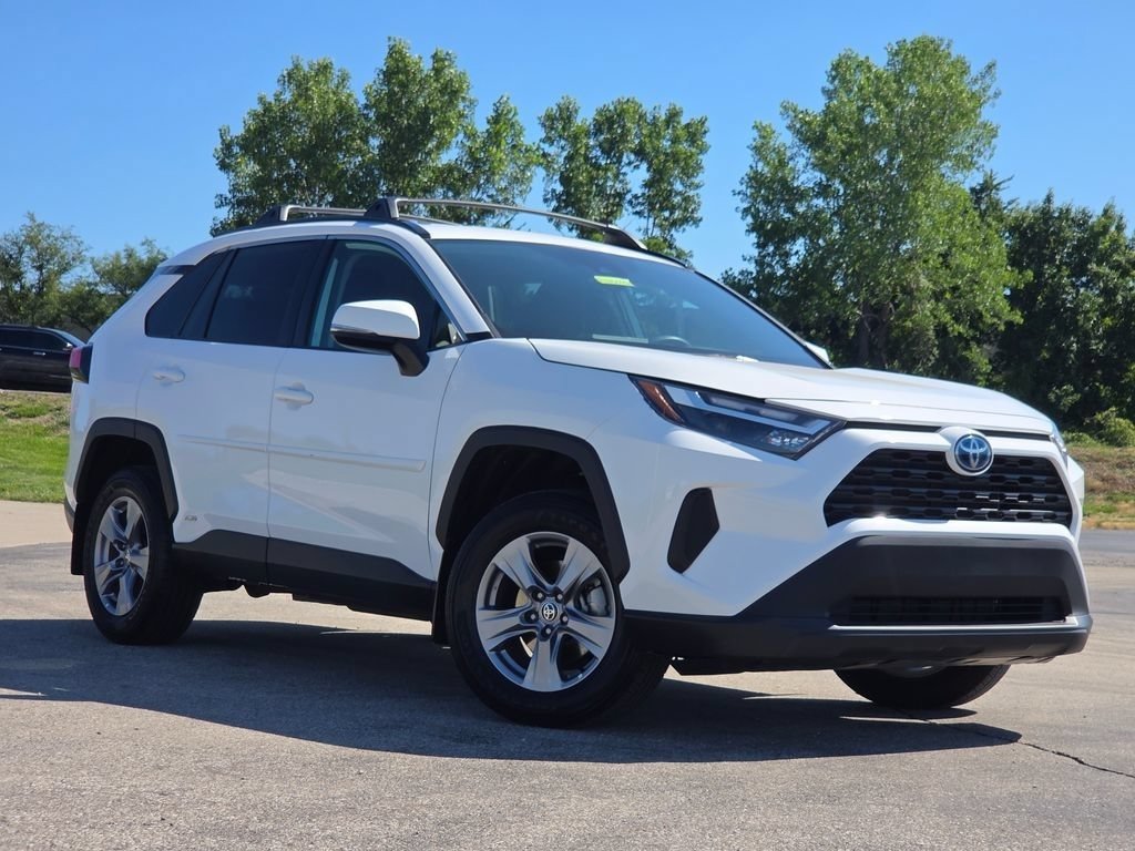 Used 2024 Toyota RAV4 XLE AWD/4WD image 2