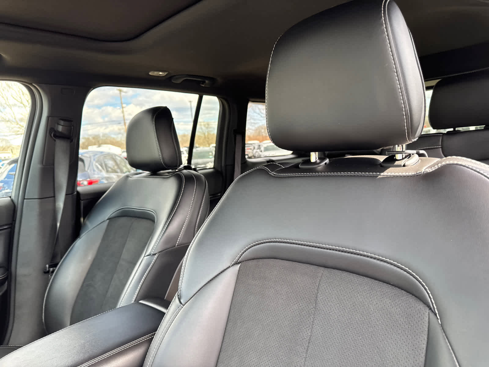 Used 2025 Jeep Grand Cherokee Altitude AWD/4WD image 15