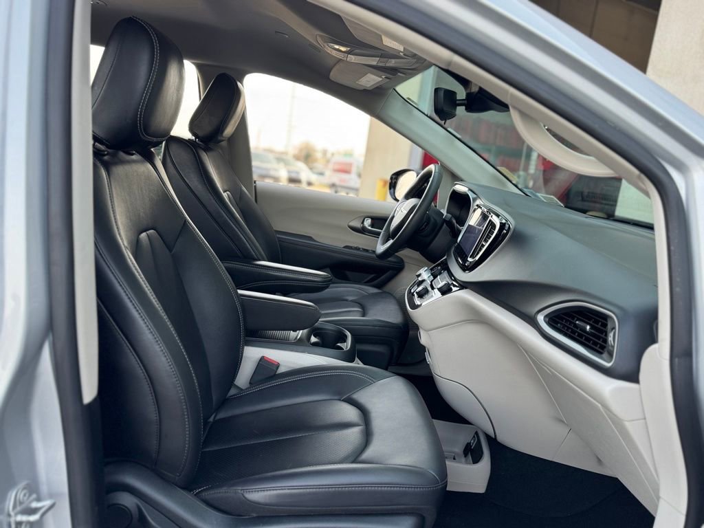 Used 2024 Chrysler Pacifica Touring-L image 28