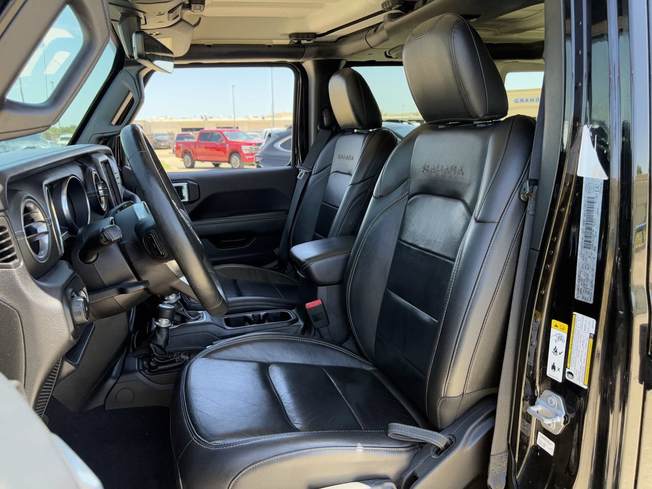 Used 2018 Jeep Wrangler Unlimited Sahara w/ Uconnect 4C Nav & Sound Group AWD/4WD image 27