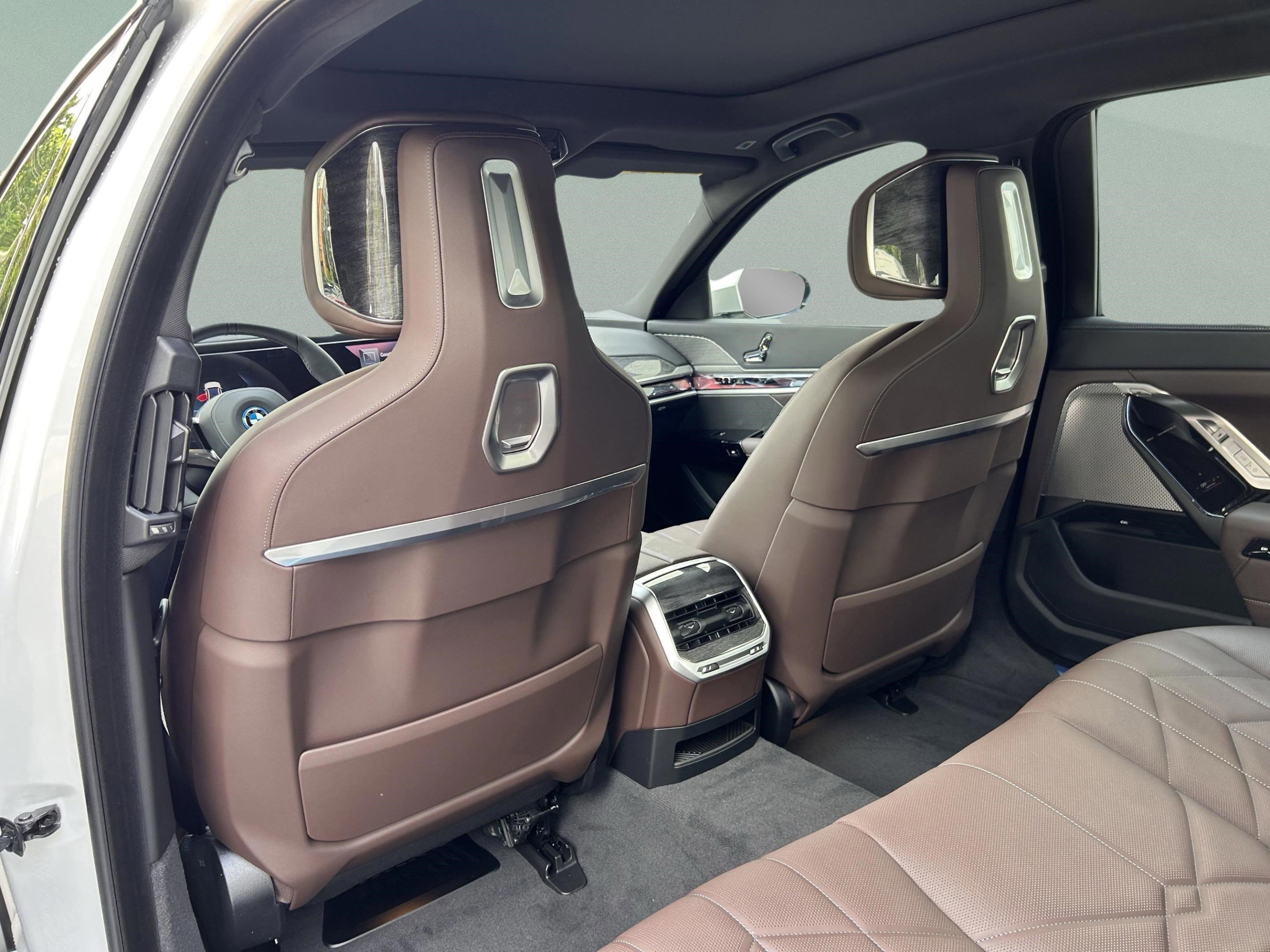 Used 2025 BMW 750e xDrive w/ Executive Package image 30