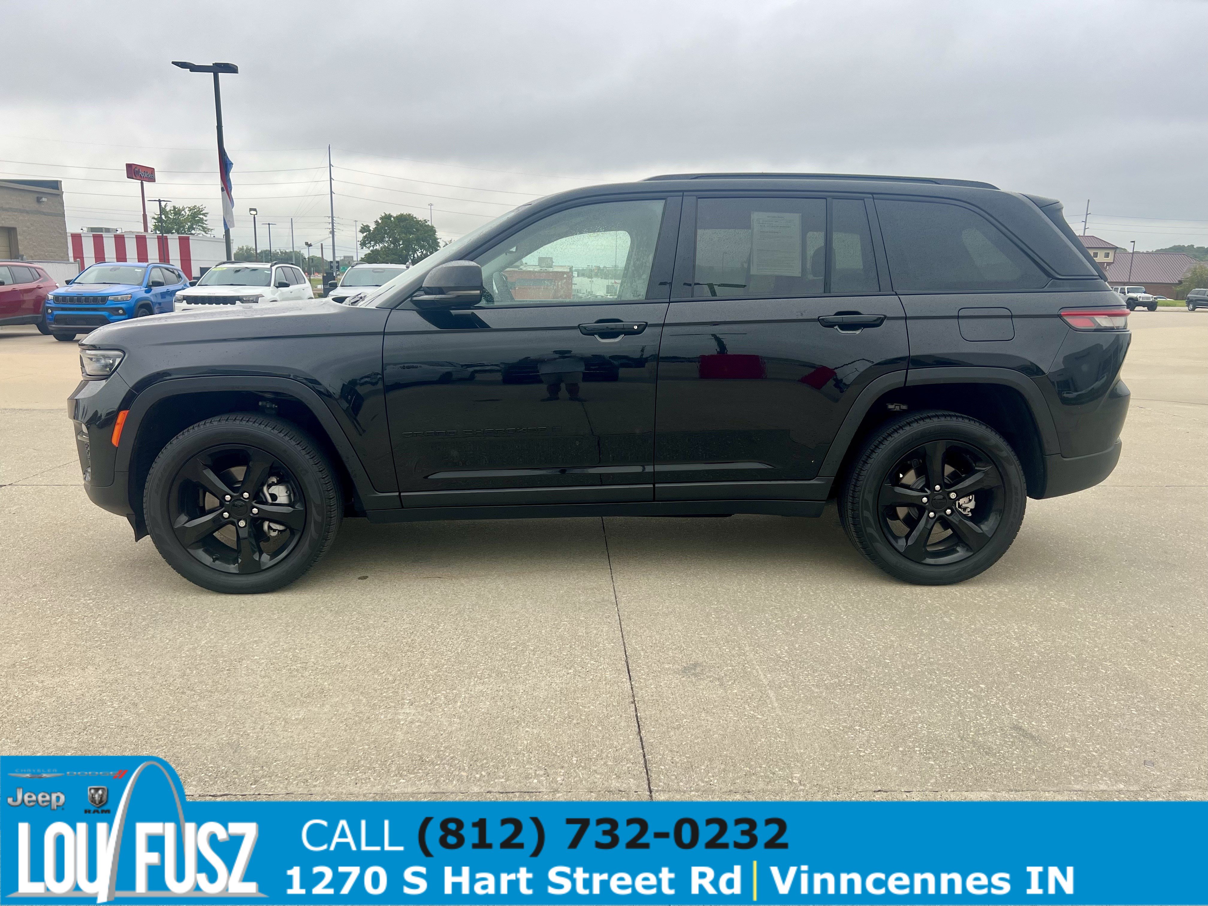 Used 2023 Jeep Grand Cherokee Limited w/ Black Appearance Package AWD/4WD image 4