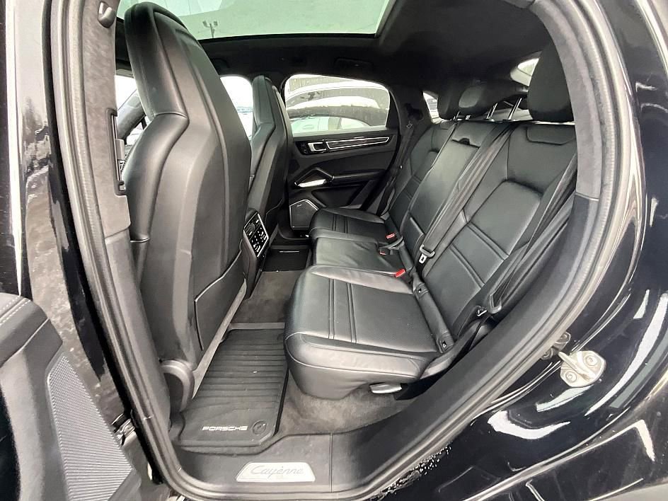Used 2020 Porsche Cayenne Turbo S image 27