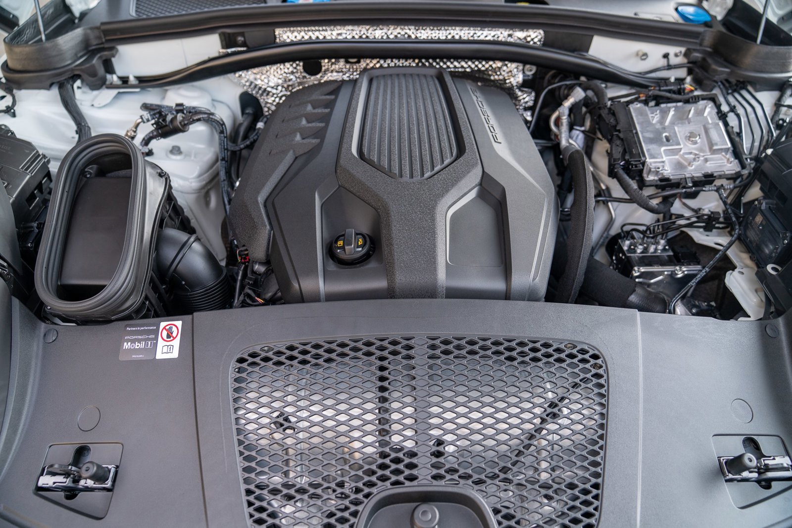 Certified 2025 Porsche Macan AWD/4WD image 25