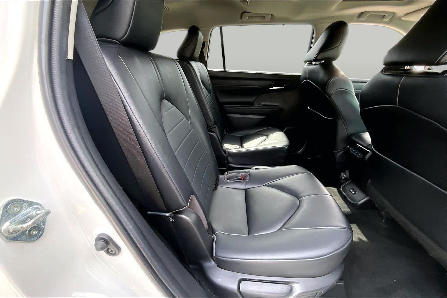 Used 2023 Toyota Highlander XLE FWD image 21