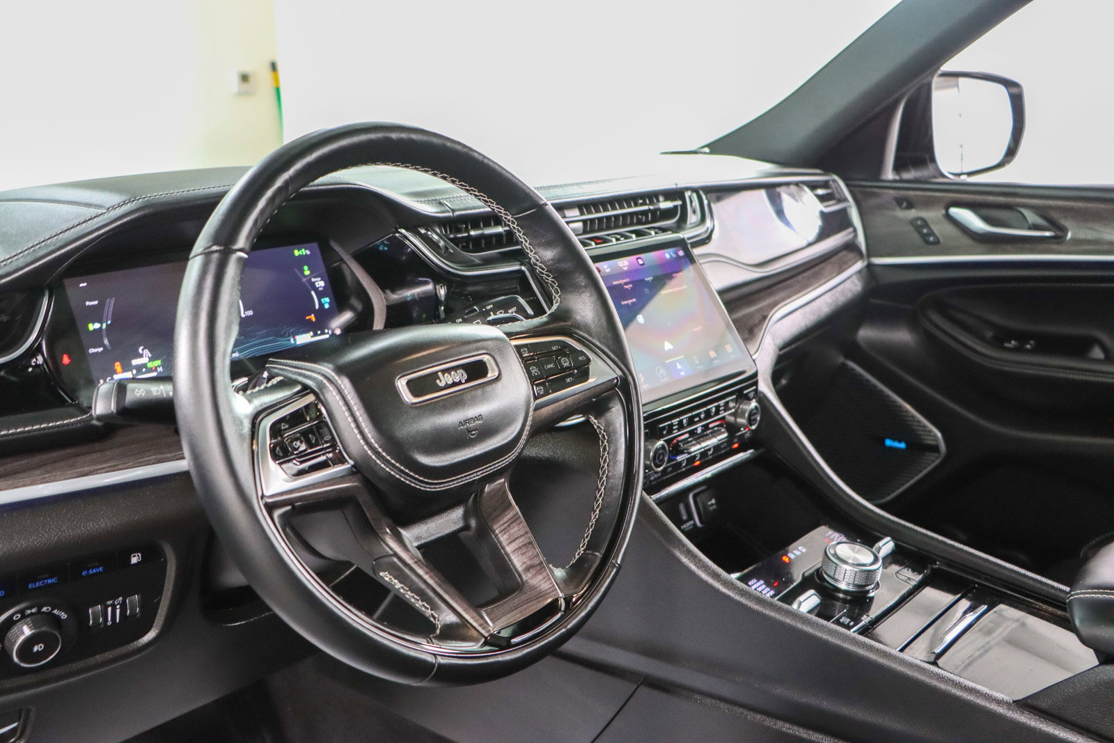 Used 2022 Jeep Grand Cherokee Overland w/ Advanced Protech Group III image 25