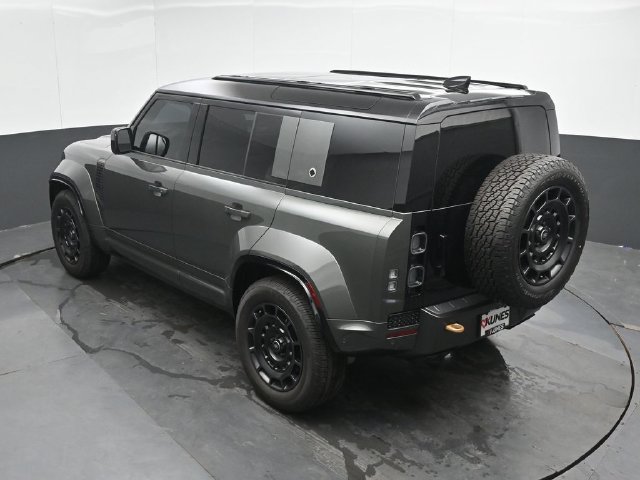 Used 2025 Land Rover Defender 110 AWD/4WD image 28