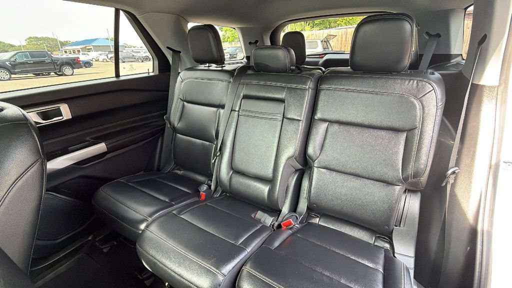 Used 2021 Ford Explorer XLT w/ Equipment Group 202A AWD/4WD image 16