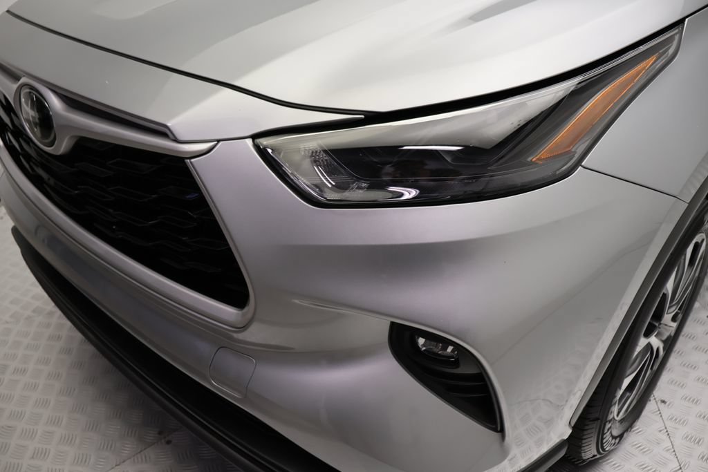 Used 2023 Toyota Highlander XLE FWD image 3
