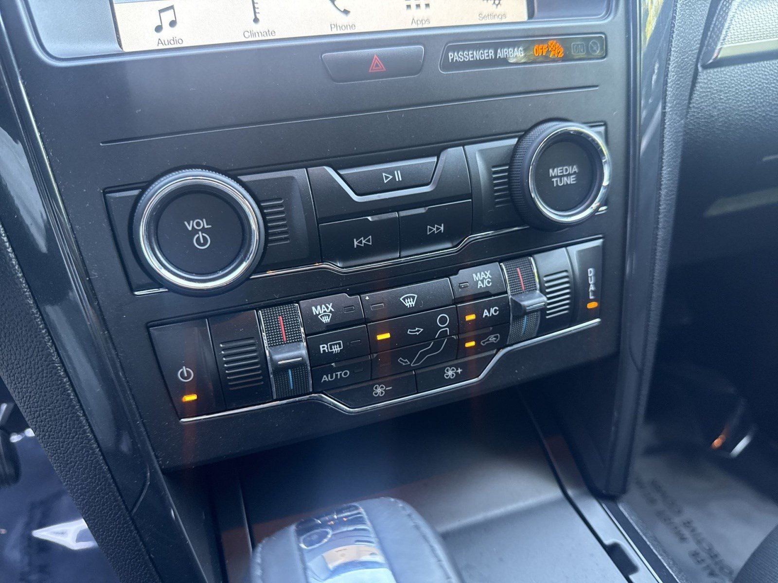 Used 2018 Ford Explorer XLT w/ Equipment Group 201A FWD image 19