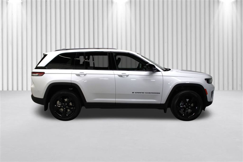 New 2025 Jeep Grand Cherokee Altitude image 2