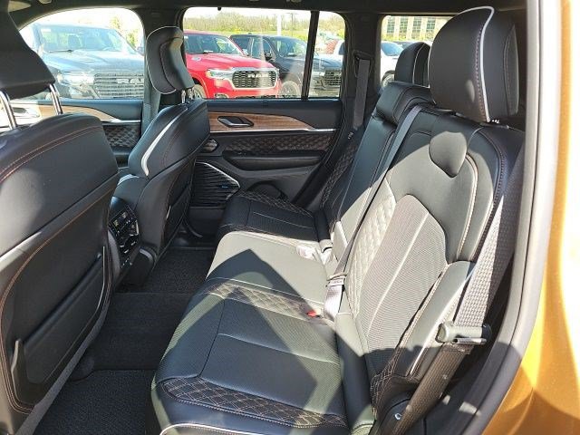 Used 2026 Jeep Grand Cherokee Summit w/ Obsidian Package AWD/4WD image 17