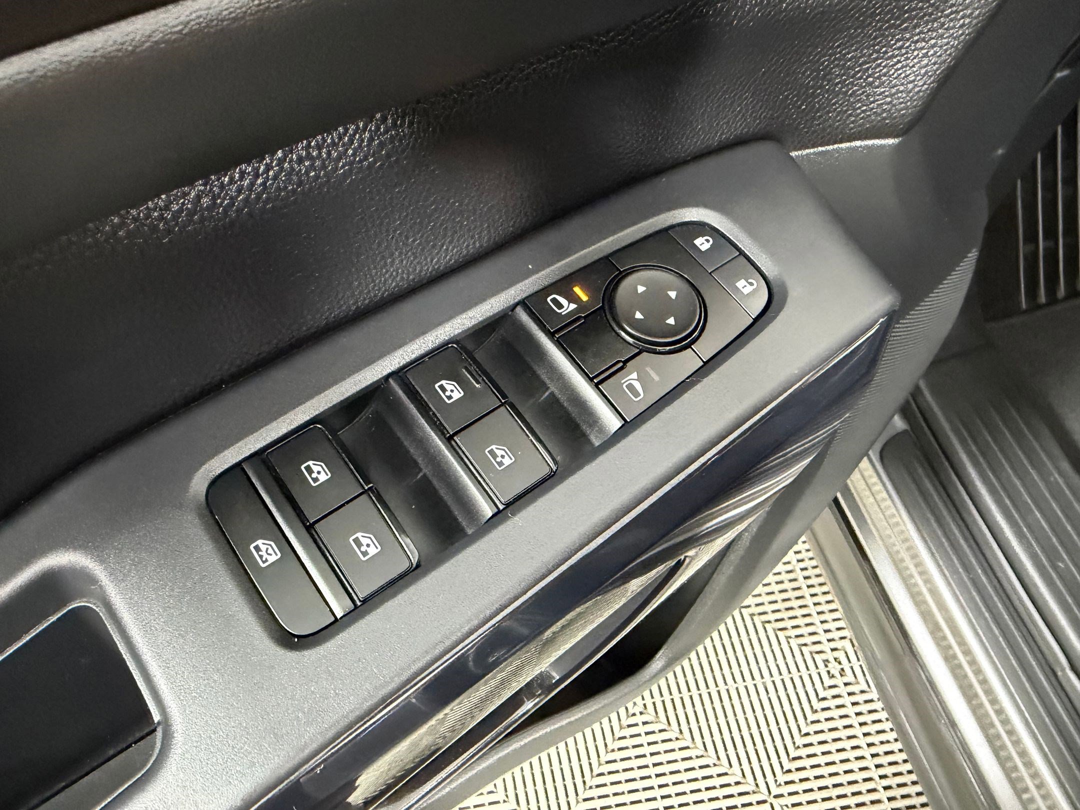 Used 2024 Nissan Pathfinder S AWD/4WD image 11
