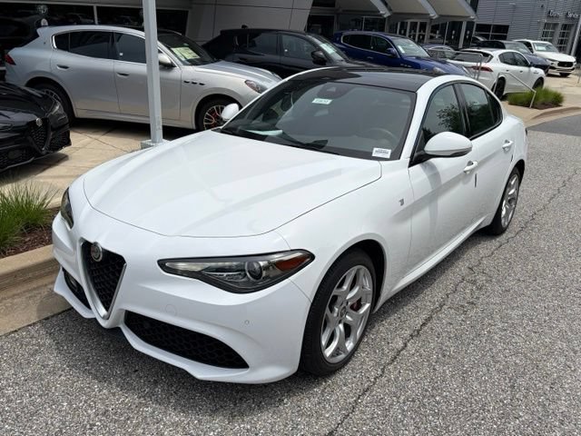 Used 2023 Alfa Romeo Giulia Ti AWD/4WD image 2