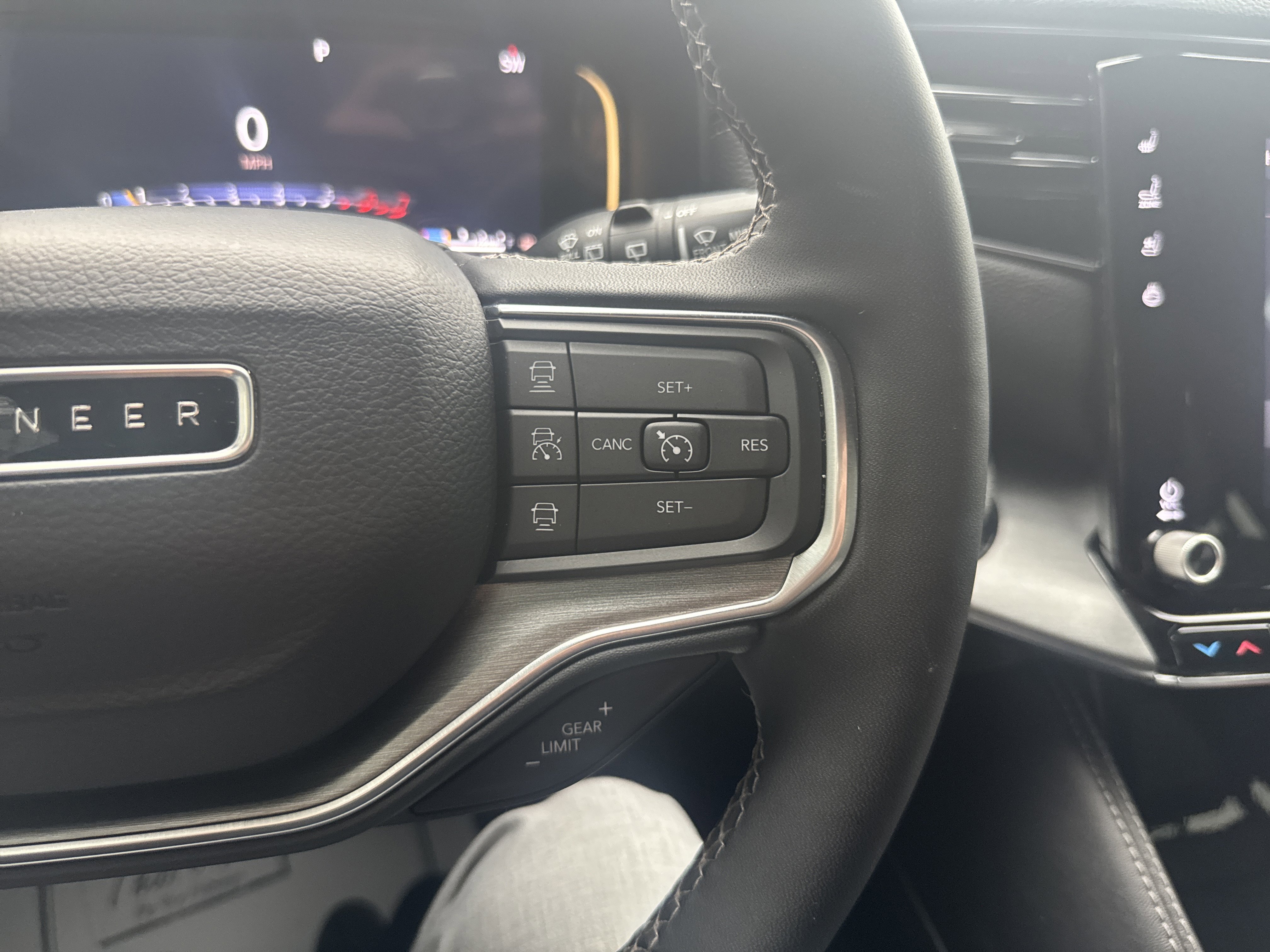 Used 2024 Jeep Wagoneer L Series II image 20