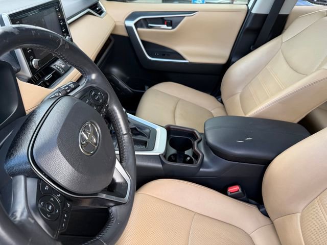 Used 2020 Toyota RAV4 Limited image 9