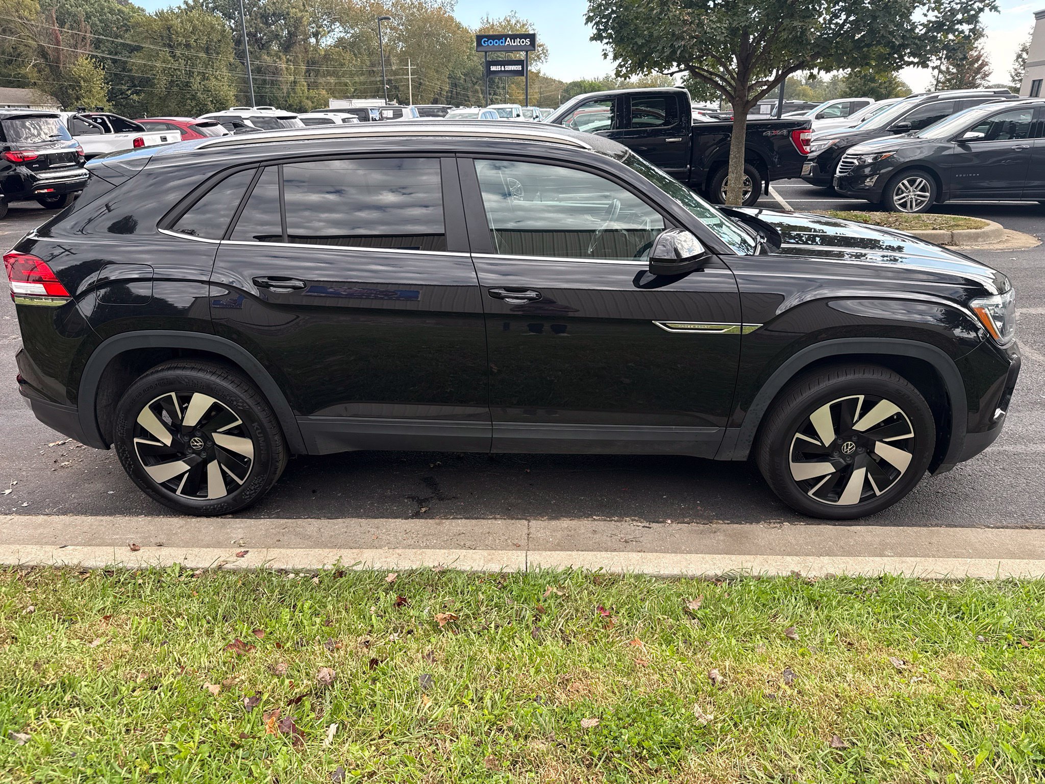 Used 2025 Volkswagen Atlas Cross Sport SE AWD/4WD image 4