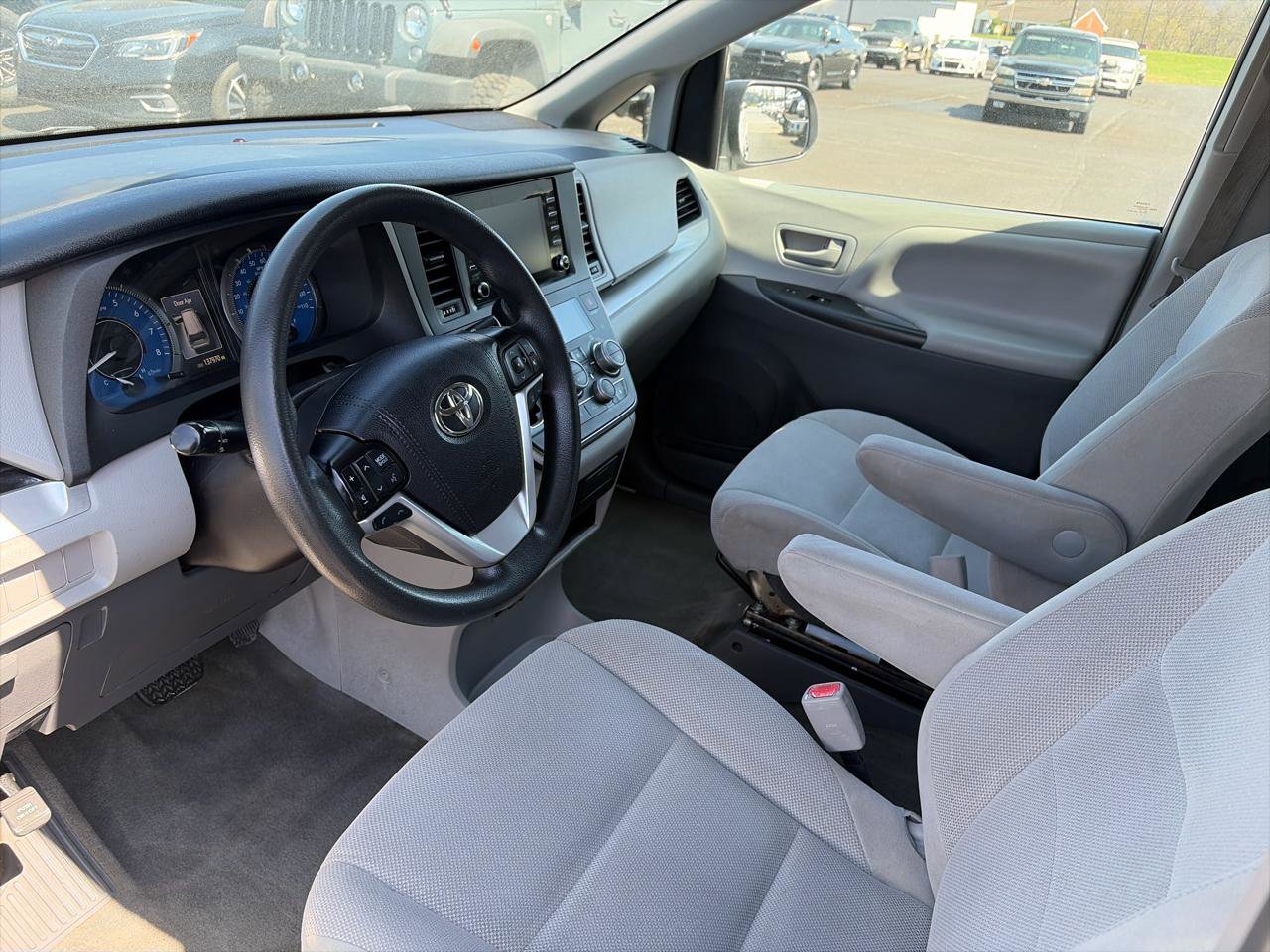 Used 2019 Toyota Sienna L FWD image 10
