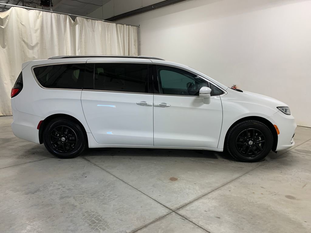 Used 2021 Chrysler Pacifica Touring-L image 11