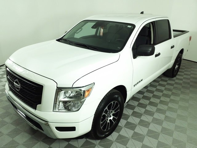 Used 2023 Nissan Titan SV image 2