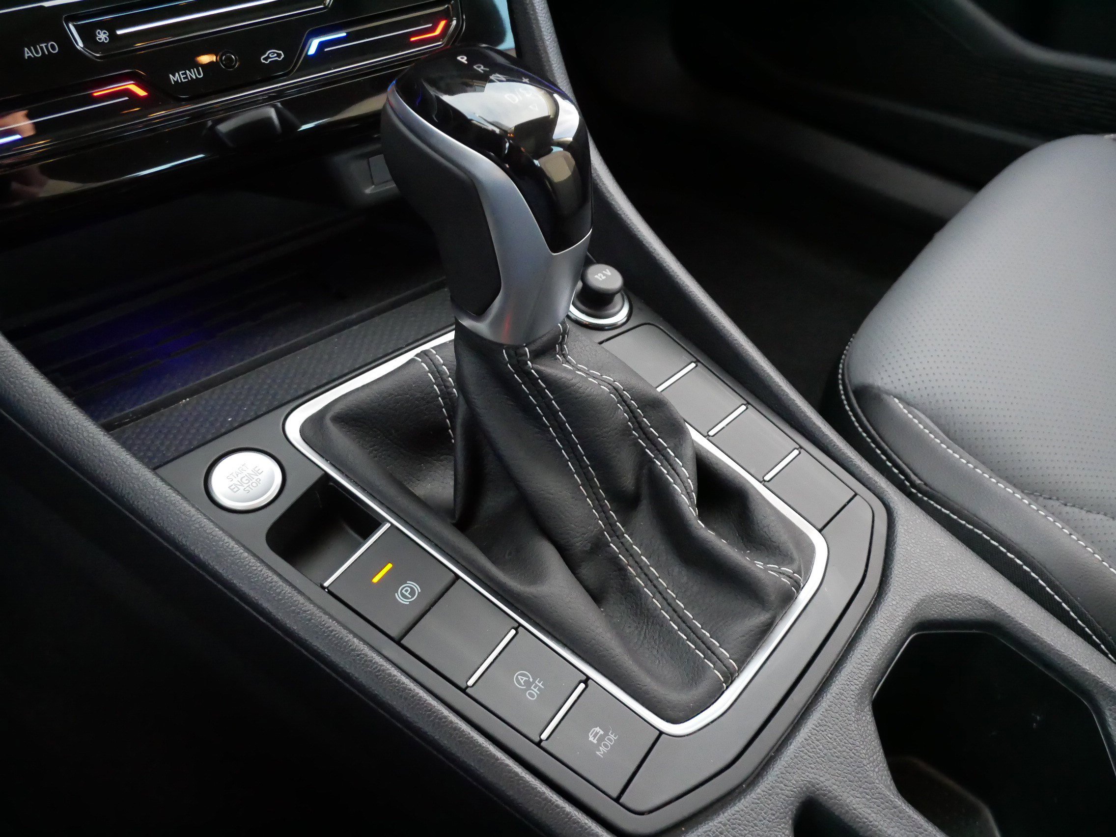 Certified 2025 Volkswagen Jetta SEL image 24