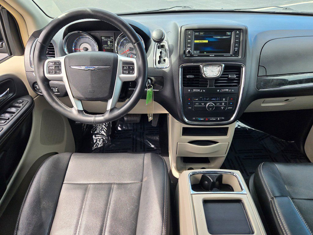 Used 2014 Chrysler Town & Country Touring FWD image 17