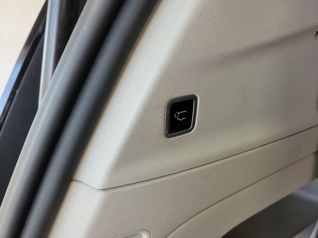 Used 2023 Chrysler Voyager LX image 18