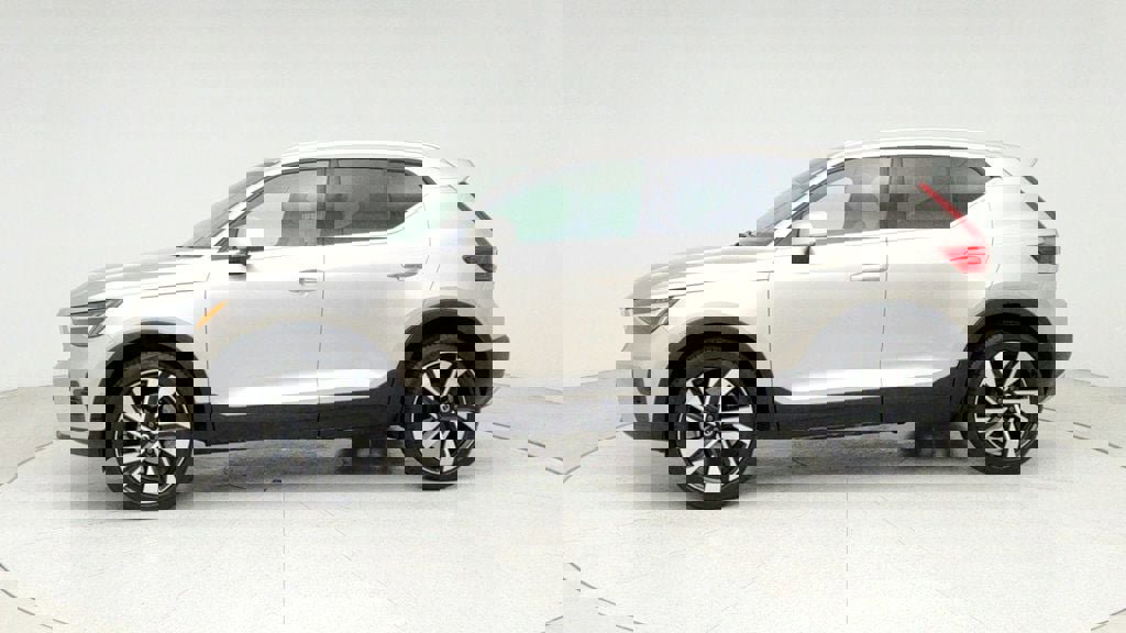 Used 2023 Volvo XC40 B5 Plus w/ Driver Assist Package image 8